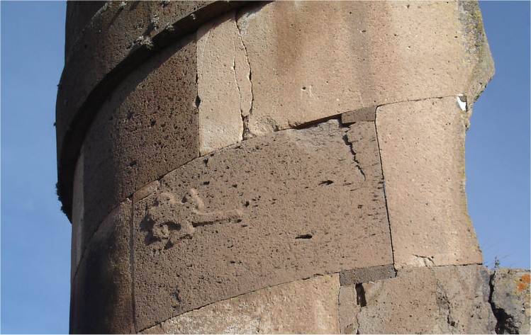 Torre del Lagarto, Chullpa (12m) en Sillustani, Peru con Lagarto tallado en sobrerelieve