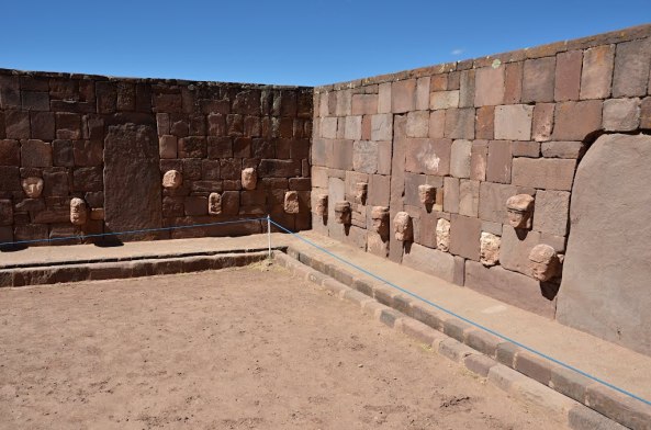 Templo subterraneo con detalle de cabezas humanas