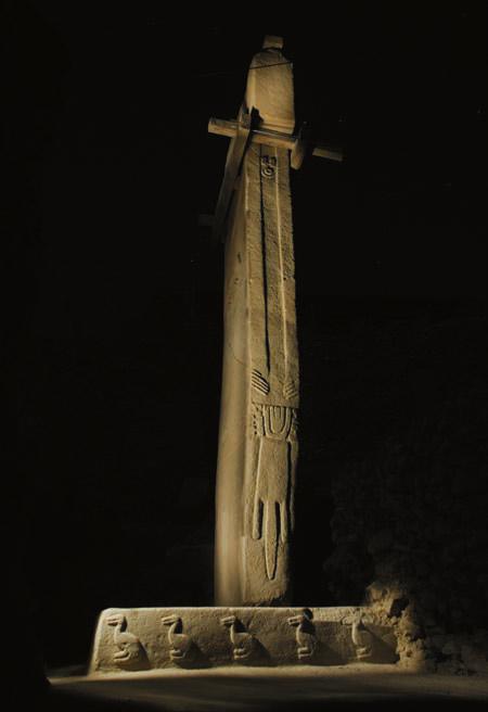 Pilar con relieve antropomórfico