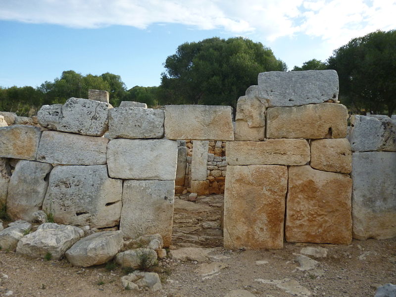 800px-Façana_del_Cercle_Carthaillac_a_Torre_d'en_Galmés_(Alaior,_Menorca)