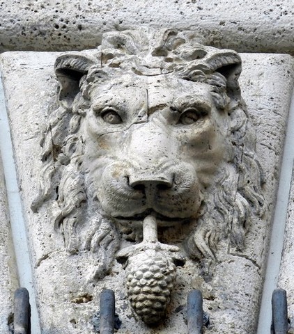 León con una piña en la boca (símbolo de la familia Onesti) en el palacio Braschi