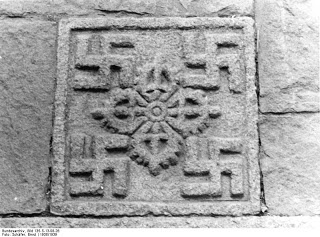 Lhasa, Hakenkreuz-Bildhauerei