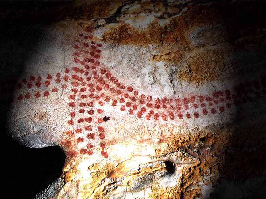 Árbol de puntos rojos