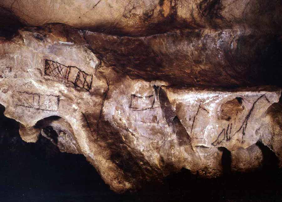 Figuras dibujadas con contornos en Las Chimeneas