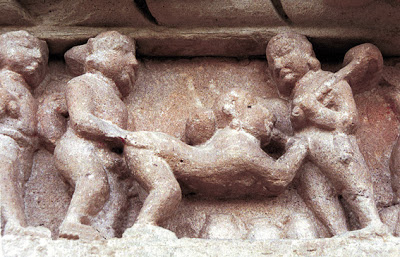 India. Khajuraho (Madhya Pradesh). Templo de Vishvanatha. Detalle de un peque–o friso, con esculturas er—ticas