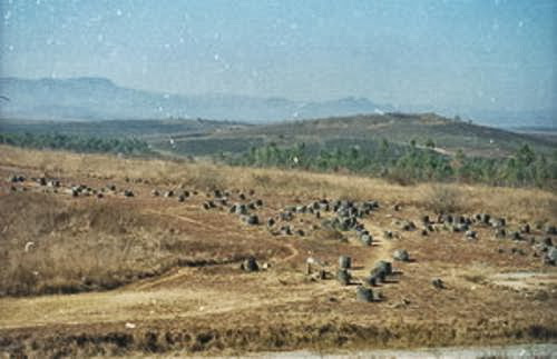 plain-of-jars-laossitio52con392jarrosdepiedra