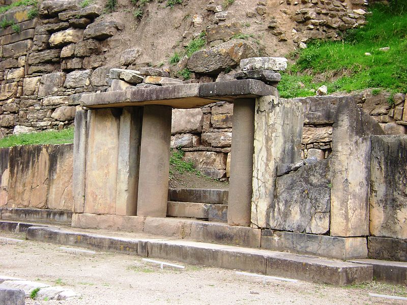 800px-Chavin_de_Huantar_Portico_de_las_Falconidas_06122009